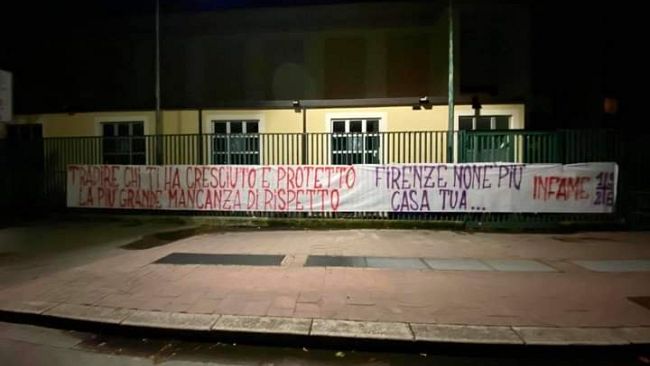 Chiesa, striscione ultrà nella notte: 