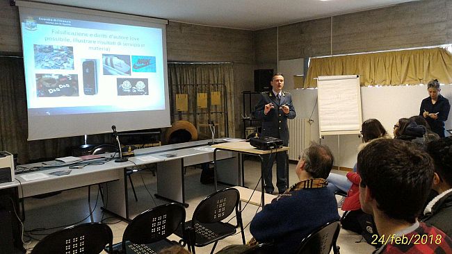 Guardia di Finanza e studenti per parlare di cultura della legalità economica