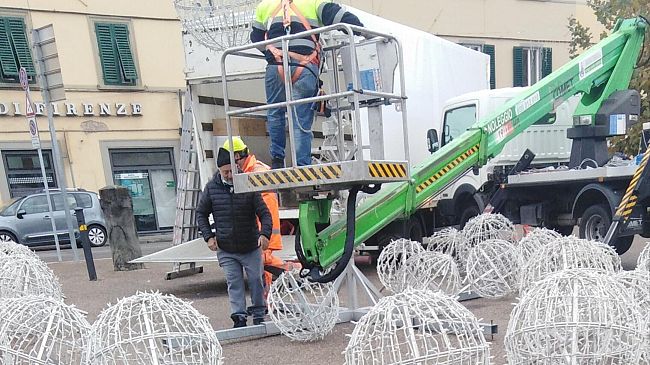 Galluzzo, un Albero luminoso fatto di sfere in piazza Acciaioli