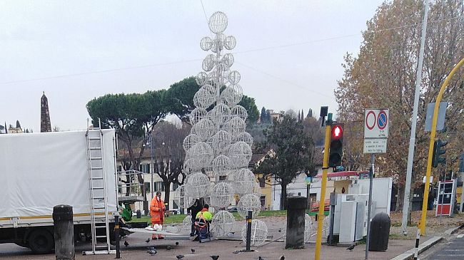 Galluzzo, smontano l'Albero di piazza Acciaioli: problemi tecnici
