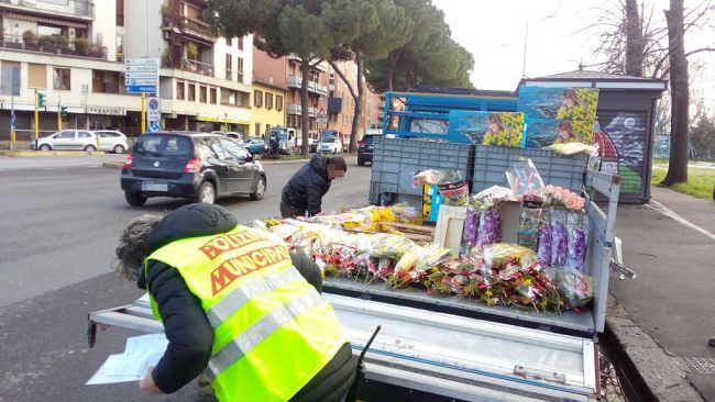 8 marzo, venditori abusivi di mimose: sequestri a Firenze