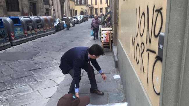 Centro Storico deturpato, ripulite scritte lasciate in Santo Spirito