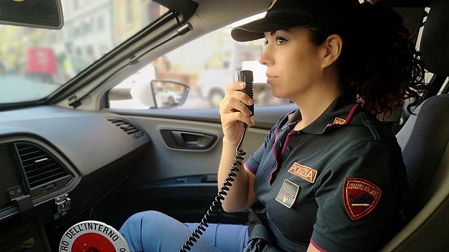 Tentano di borseggiare una donna in Piazza della Repubblica