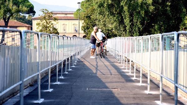Isolotto Cascine, telecamere e divieti: mi si è ristretta la passerella