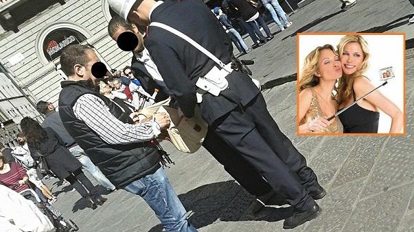 Selfie in piazza Duomo a Firenze, la mania della prolunga 