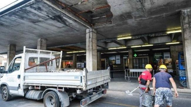 Crolla controsoffitto di una pensilina: tragedia sfiorata alla Stazione SMN