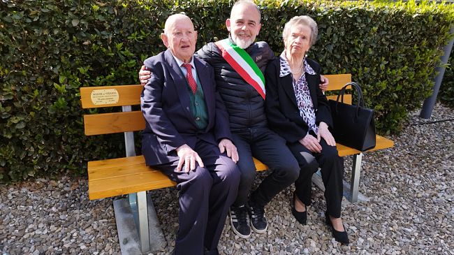 Nozze di Titanio a Tavarnuzze, una panchina per Gigliola e Bruno