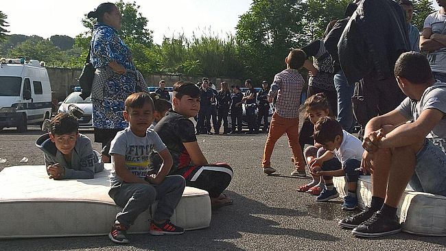 Manifestazione dei Rom, lunedi 10 luglio, davanti al Comune di Sesto Fiorentino