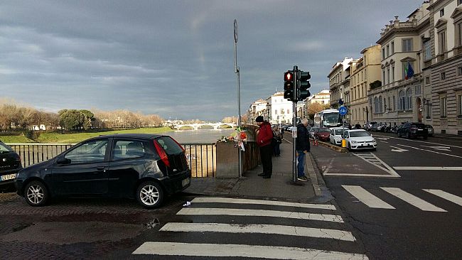 Lite dopo un sorpasso, urto di specchietti: automobilista in ospedale