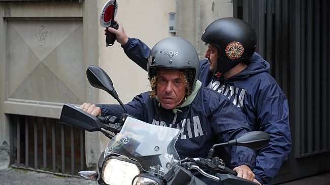 Prima gli diventa amico poi lo rapina del Rolex