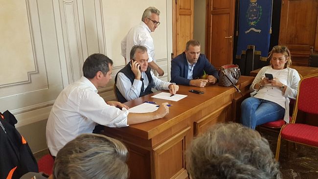 Incendio sui Monti Pisani: evacuate le abitazioni, oltre 500 gli sfollati