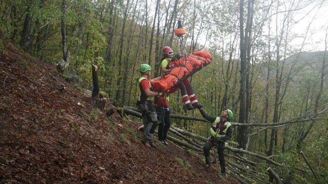 Cercatore di funghi disperso nel bosco, le foto del salvataggio
