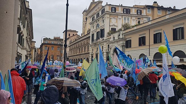 Infermieri e tecnici: c'è il contratto e 85 euro in busta