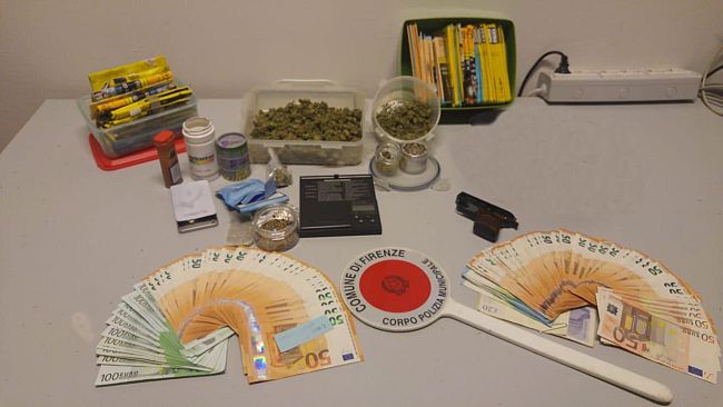 Vendeva droga a casa: insospettabile spacciatore arrestato