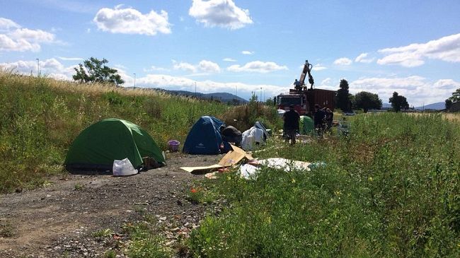 Tende piantate accanto all'Aeroporto di Firenze