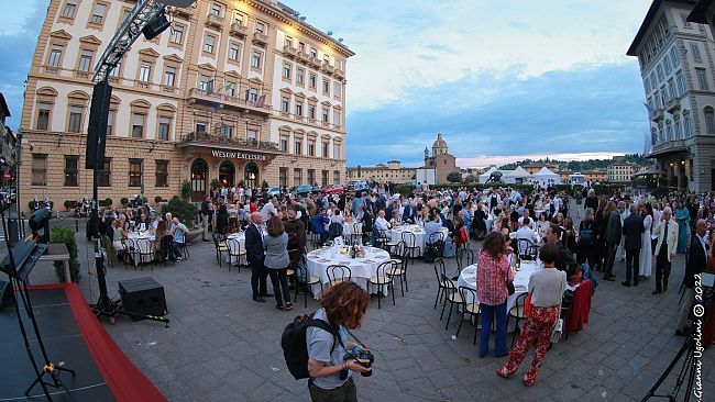 Piazza Ognissanti: 500 persone per la cena a favore dell'ATT