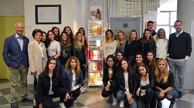 Studenti progettano le borse, Sapaf Atelier 1954 le realizza, la scuola le espone