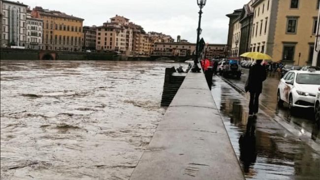 L'Arno in piena ha spazzato via il pontile della Canottieri Firenze 