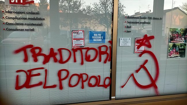 Scritta con falce e martello contro la Cgil: sede imbrattata