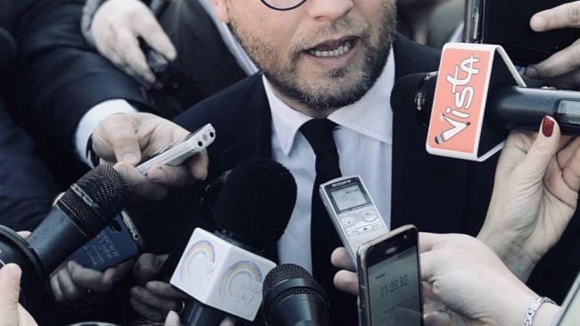 Lotti si autosospende, bufera nel Pd: le reazioni