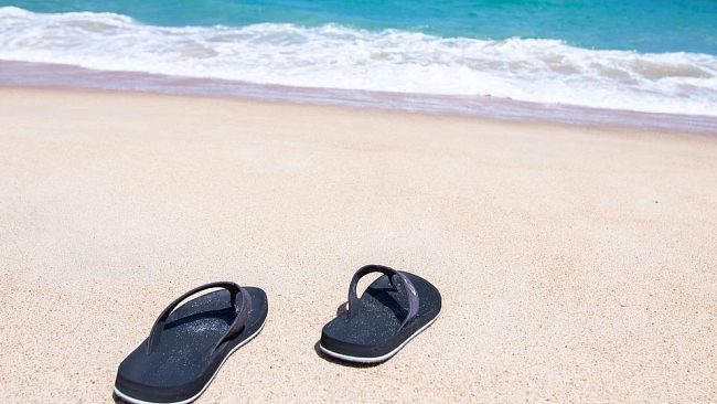 Estate al volante: guida scalzi o in ciabatte, manca il divieto