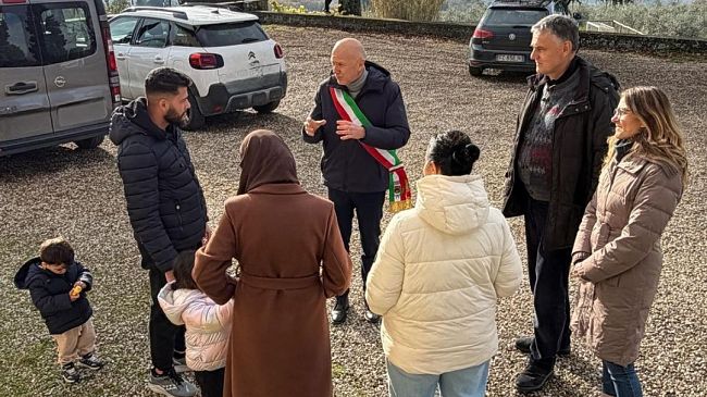 Vicchio: la bandiera della Palestina sul puntale dell'Albero di Natale