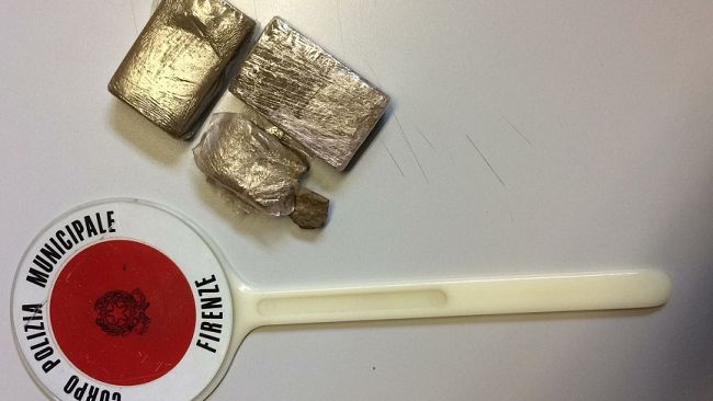 Scende dalla tramvia e cede eroina a una coppia di fiorentini