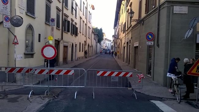 Via Palazzuolo, in attesa del recupero arriva l'asfalto