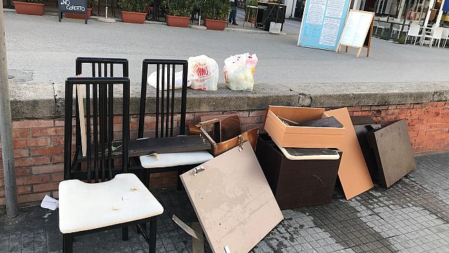 ​I clienti pagavano lo smaltimento: i rifiuti, rivenduti, finivano in strada