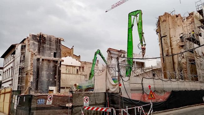 Demolizione del vecchio Comunale, cadono le ultime pareti