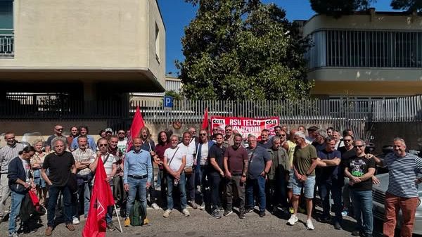 Vertenza Telco, presidio a Firenze sotto sede Fibercop