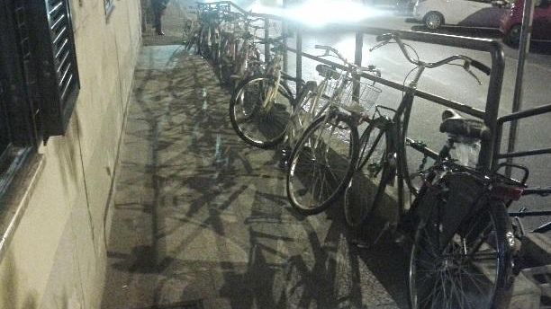 Un groviglio di lucchetti: Firenze ciclabile è ferma al palo