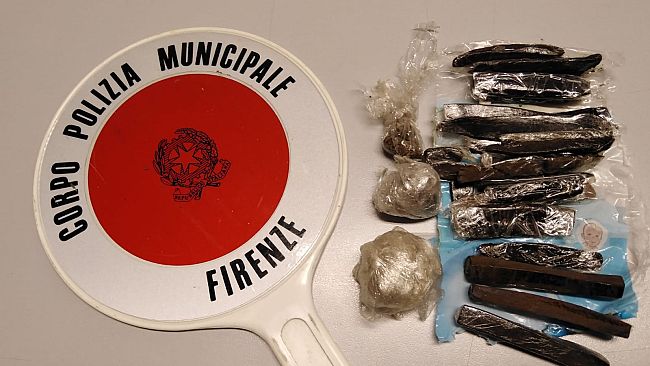 Cascine, Piper recupera hashish e marijuana vicino al ponte della tramvia