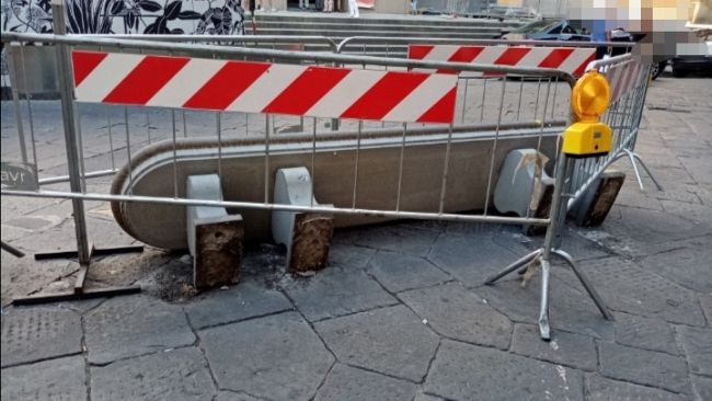 Panchina abbattuta in piazza San Firenze, scoperto l'autore 