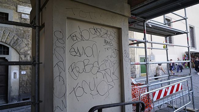 Chi è colpevole dell'imbrattamento di colonne al Corridoio Vasariano?