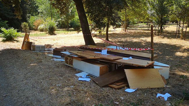 Abbandona suppellettili, per evitare il processo paga 6500 euro