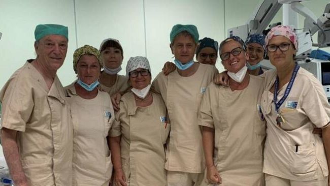 Bimba di 8 anni torna a vedere dopo l'operazione