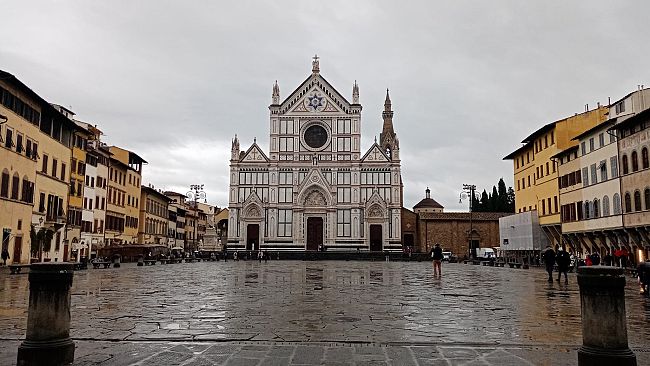 Maxi coperta antiviolenza in piazza S. Croce, 60 volontarie all'opera