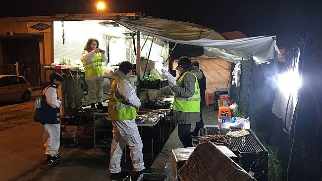 Chiosco abusivo: carne scaduta e cavallucci marini sul marciapiede