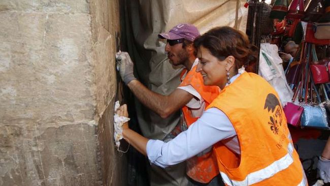 Graffitaro disegna di giorno in tempo di Coronavirus 