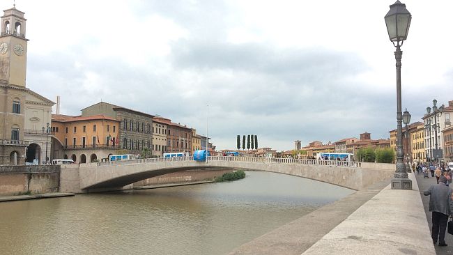 Pisa, reagisce sparando al rapinatore
