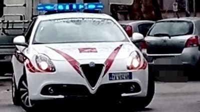 Dichiara di essere residente per acquistare l’auto ma non è vero