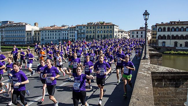 Un fiume viola per le vie di Firenze: in 12mila alla Deejay Ten