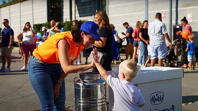 Una torta gigante per festeggiare i 70 anni di Mukki
