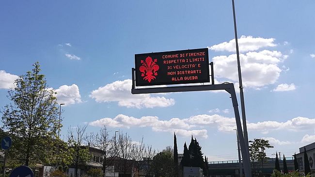 Pannelli a messaggio variabile, con segnaletica: nuova grafica e colori