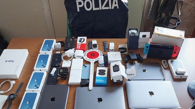 Smartphone, Ipad e telefonini rubati in un magazzino di stoccaggio