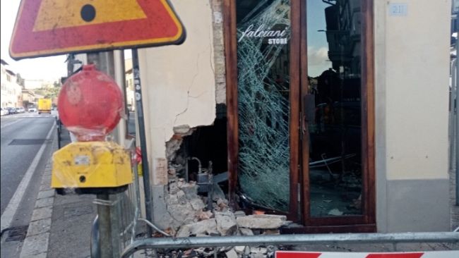 Galluzzo, incidente di notte: auto sfonda negozio