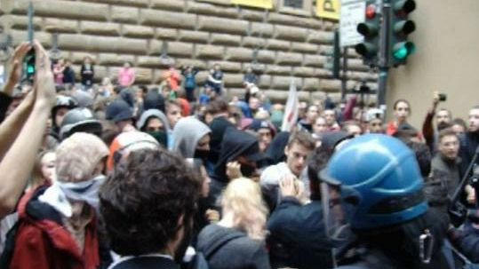 Protesta a Firenze, scontri in via Cavour per case popolari