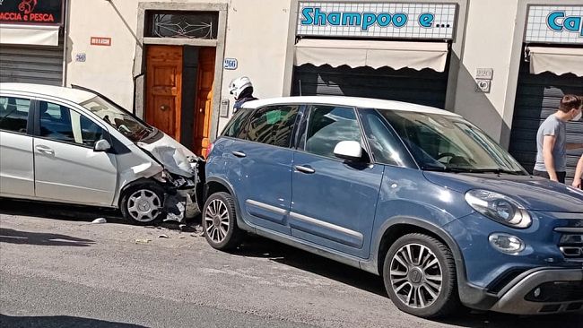 Incidente al Galluzzo, ferita anziana signora al volante