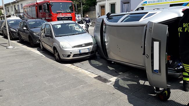Auto si ribalta dopo l'urto, paura in via Reginaldo Giuliani